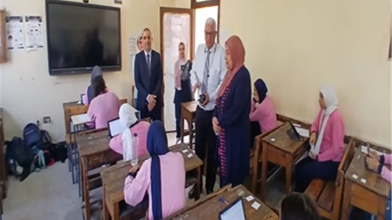 وكيل تعليم القاهرة تتابع سير امتحانات آخر العام لأولى وثانية ثانوي