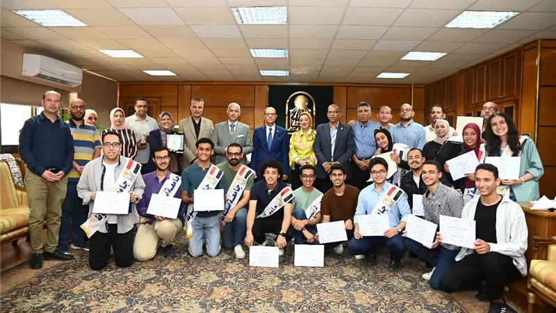 رئيس جامعة أسيوط يحتفي بطلاب الجامعة الفائزين في مهرجان إبداع 13