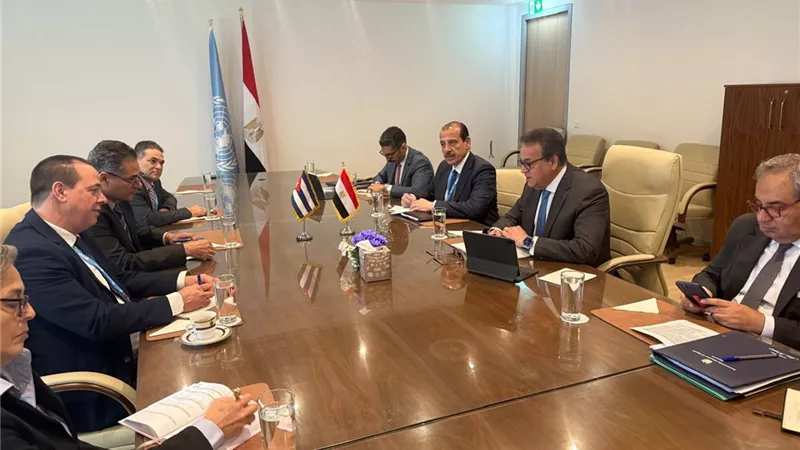 نائب رئيس الوزراء يبحث مع وزيري الصحة بموريتانيا وكوبا سبل التعاون
