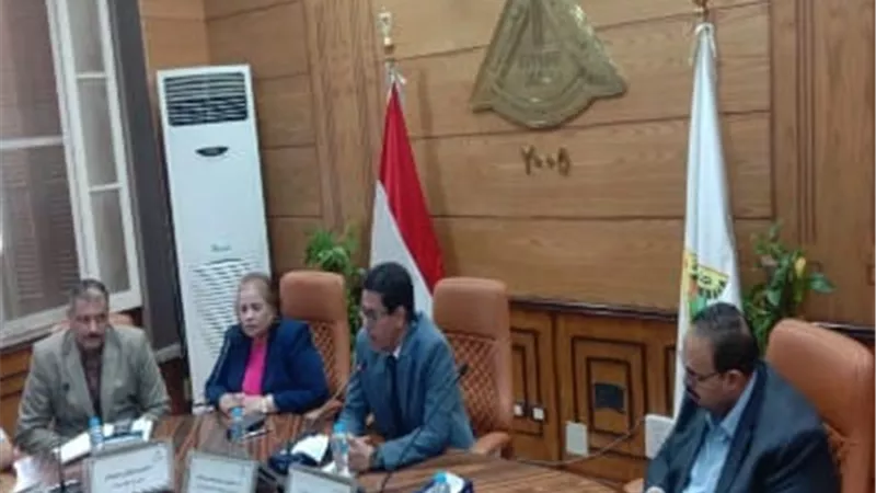 رئيس جامعة بنها يناقش المشروعات الجارى تنفيذها وخطط الصيانة