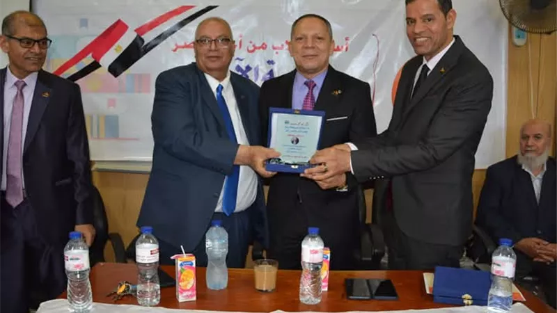رئيس جامعة دمياط يشهد ختام الأنشطة الطلابية بكلية الآداب