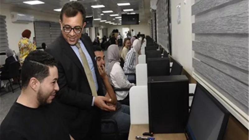 عميد أسنان عين شمس يتفقد أول امتحان عملي بنظام Computer Based