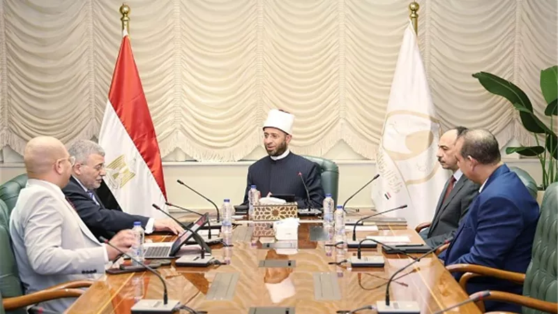 لتعظيم الموار ..وزير الاوقاف يجتمع برئيس هيئتها