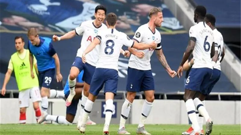 شاهد .. لاعبو توتنهام يرفعون كأس الدورى الأوروبى