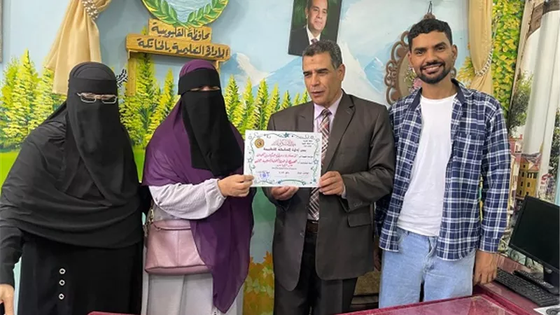 مدير تعليم الخانكة يكرم مديرة الوحدة المنتجه لجهودها