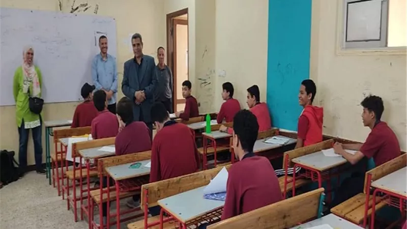 مدير تعليم الخانكة يتابع الامتحانات بمدارس اللغات