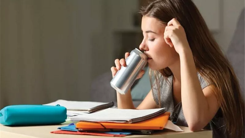 من السهر إلى شلل بالعصب السابع .. الوجه الخفي لمشروبات الطاقة