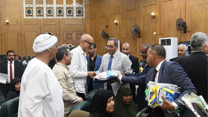 محافظ قنا يُسلم جوازات السفر لـ ١٥٥ حاجا من حجاج الجمعيات الأهلية