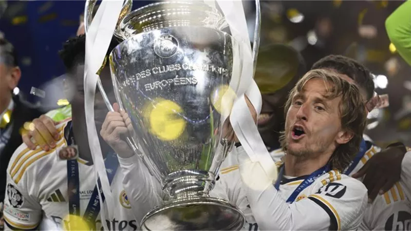 سأظل مشجعًا للأبد| أول تعليق من مودريتش بعد رحيله عن ريال مدريد