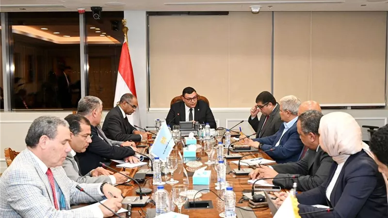 وزير الإسكان يضع تحلية المياه في أولوية العمل