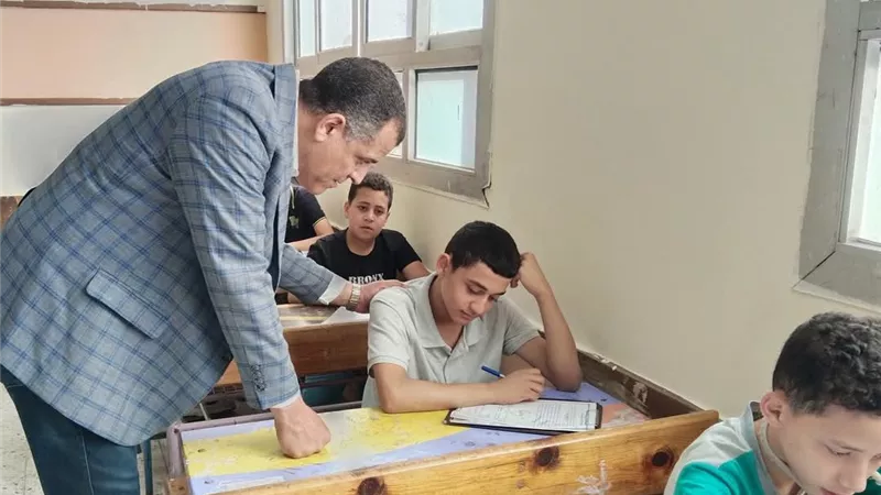 مدير تعليم دمياط يتفقد لجان إمتحانات النقل بالزرقا
