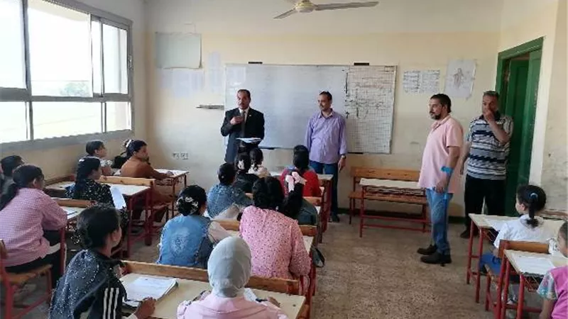 مدير تعليم قليوب يتابع الامتحانات بمدرسة فاروق القطامي
