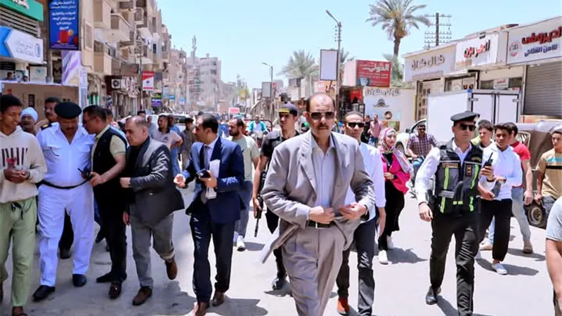 محافظ سوهاج يبدي استياءه من مستوى النظافة وكثرة الإشغالات بجرجا