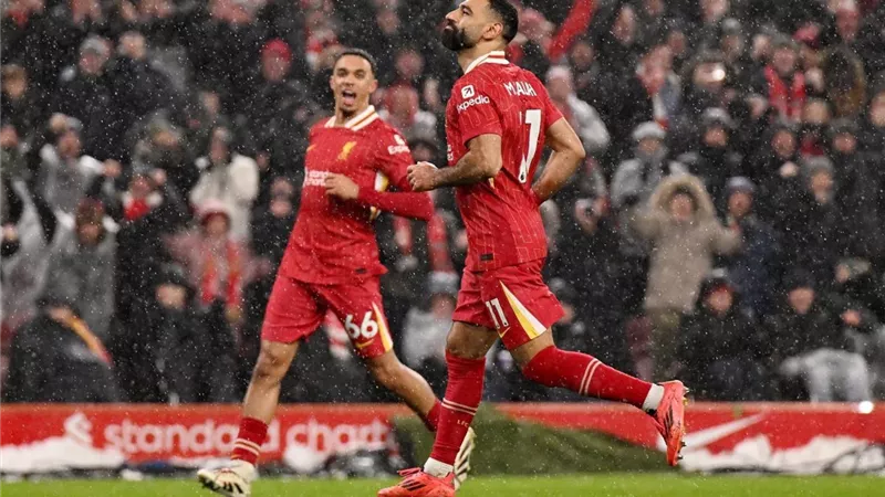 شاهد..صلاح يتسلم جائزة أفضل لاعب بالبريميرليج فى حفل رابطة الكتاب