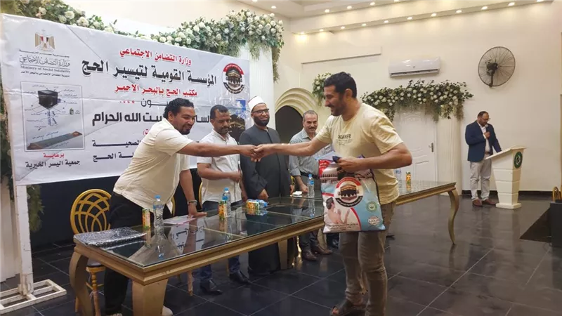 وكيل وزارة التضامن بالبحر الأحمر يُسلِم ملابس الإحرام للحجاج