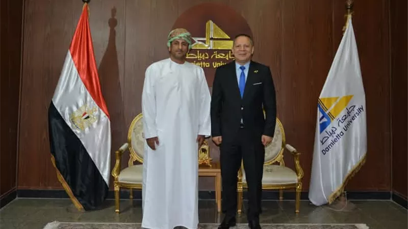 جامعة دمياط تكرم وافدا عمانيا لحصوله على الدكتوراة
