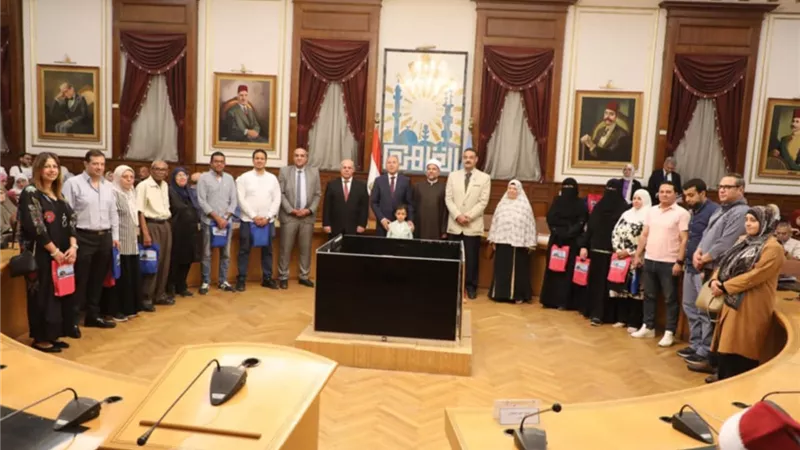 محافظ القاهرة يسلم تأشيرات الحج لأول فوج من حجاج الجمعيات الأهلية