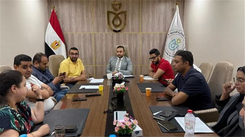 مدير الرعاية الصحية بالأقصر يبحث توافر الأدوية داخل منشآت الهيئة