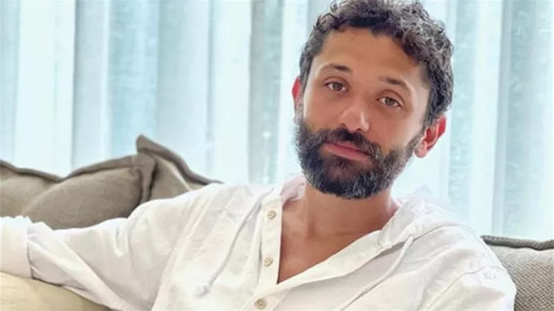 كريم محمود عبدالعزيز يكشف عن موقف مؤثر بعد وفاة والده