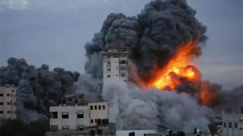 غارات إسرائيلية تقتل 6 فلسطينيين خلال تأمينهم شاحنات المساعدات في غزة