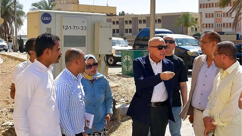 محافظ الأقصر يتفقد شوارع المدينة ويوجه بتحسين مستوى النظافة