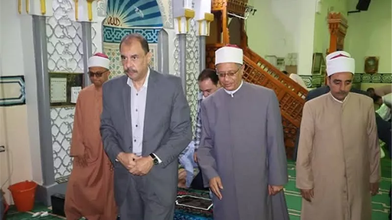 محافظ سوهاج يؤدي صلاة الجمعة بمسجد الشرطة