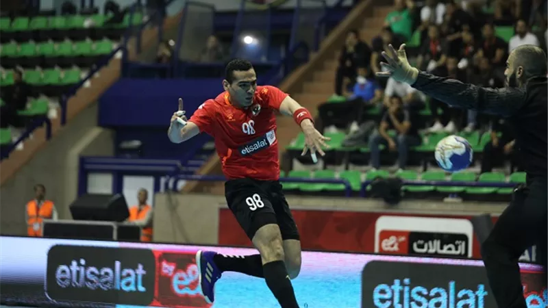 شاهد .. لحظة تسلم لاعبى الأهلى كأس الكؤوس الإفريقية لكرة اليد