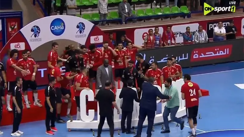 شاهد .. الأهلى يكرم فيصل و عادل والمدير الفنى للفريق قبل رحيلهم