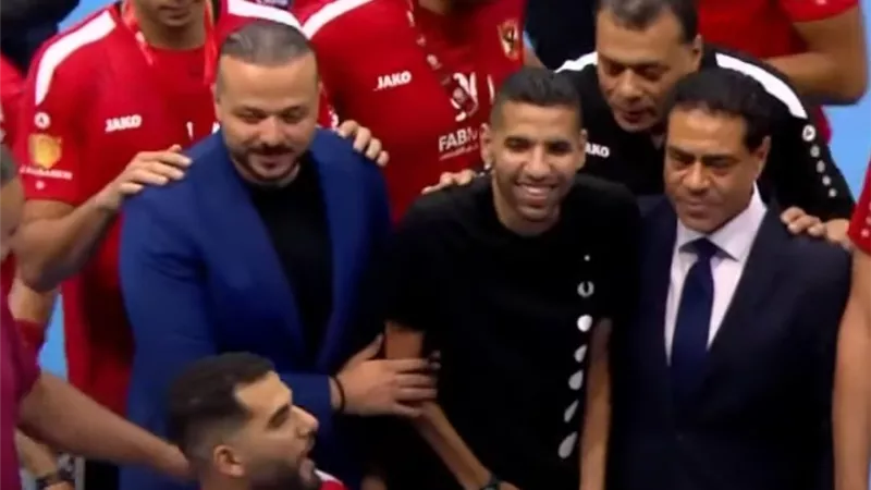 فيديو .. مؤمن زكريا يحتفل مع لاعبى الأهلى بكأس الكؤوس الإفريقية