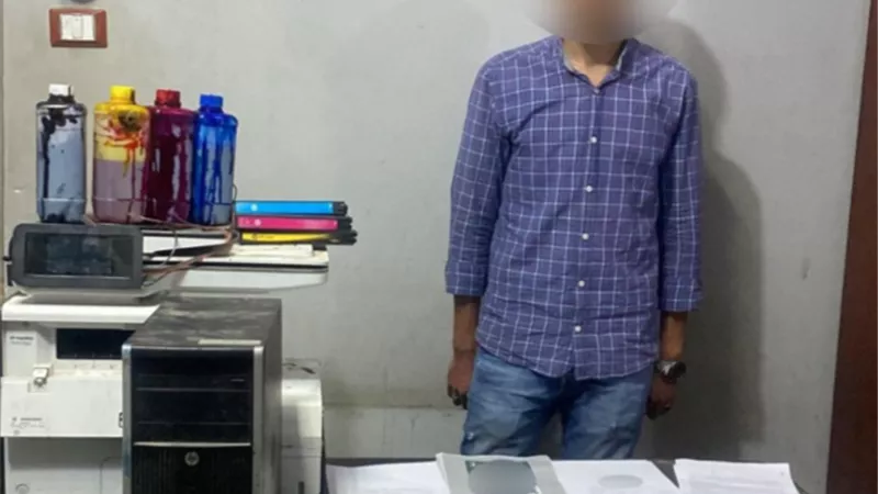 ضبط شخص نصب على المواطنين ولهف أموالهم بحجة تسفيرهم للخارج