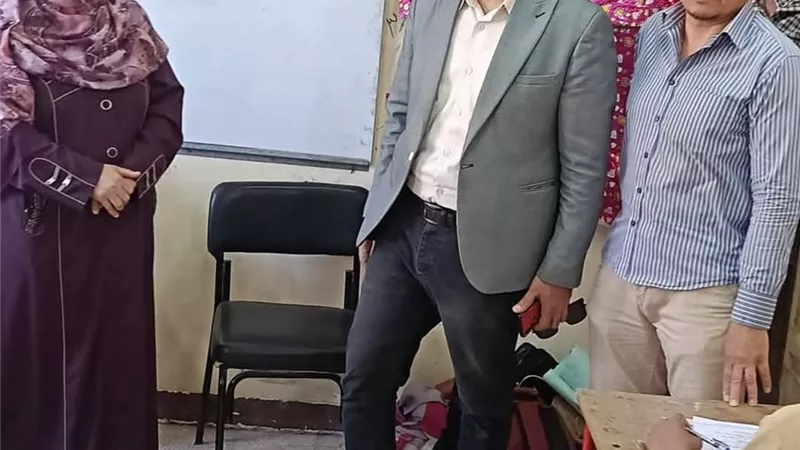 مدير الإدارة التعليمية بالمنيا يتابع امتحانات المرحلة الابتدائية