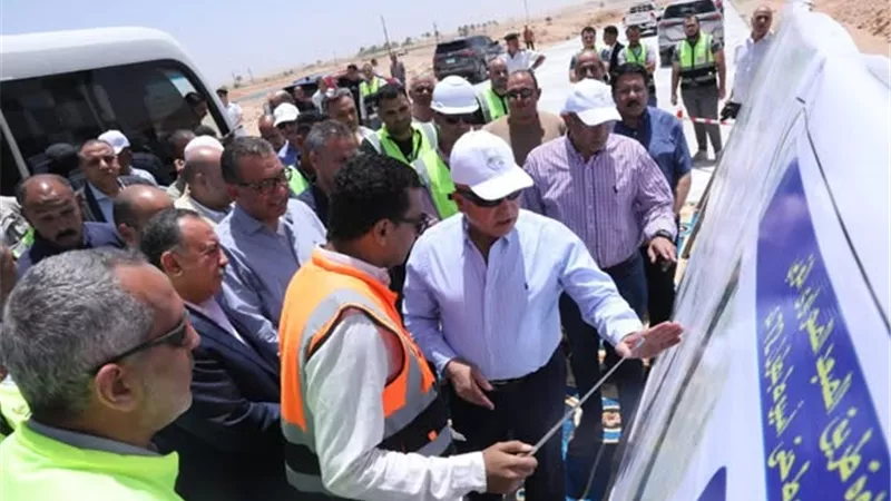 الوزير يتفقد مواقع العمل بتطوير وازدواج المسافة من ديروط لأسيوط