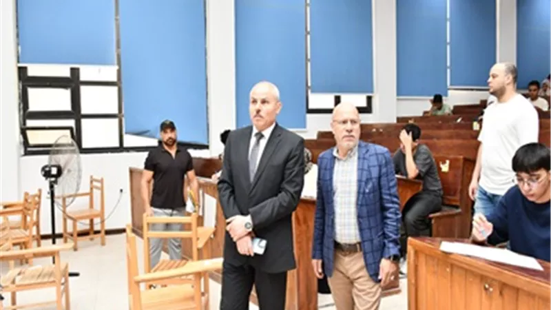 رئيس جامعة قناة السويس يتفقد امتحانات الآداب