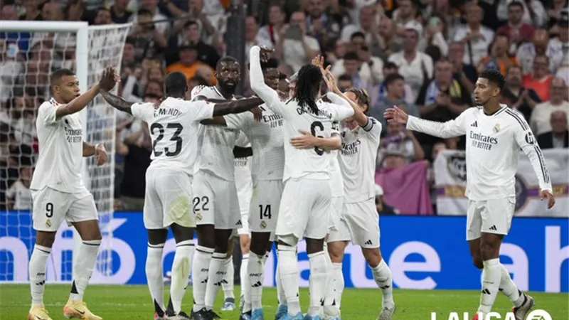 لاعب ريال مدريد يغادر مباراة ريال سوسيداد مصابًا