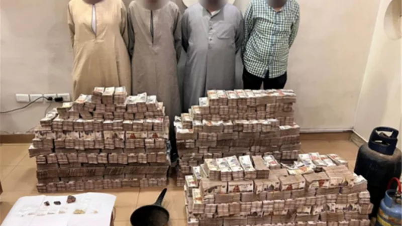 ضبط 4 أشخاص نقبوا عن خام الذهب بأسوان