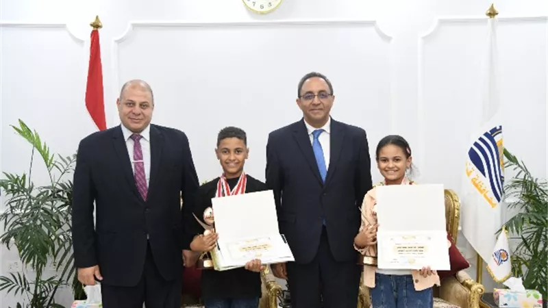 محافظ قنا يكرم الطلاب الفائزين بجائزة الدولة للمبدع الصغير