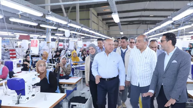 وزير الصناعة يفتتح مصنعا لإنتاج الملابس الجاهزة في المنيا