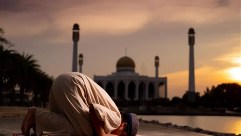 وجود حائل بين جبهة المصلي وموضع السجود هل يبطل الصلاة؟