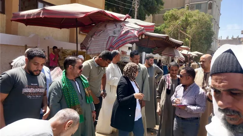 استمرار إزالة التعديات والإشغالات بشارع التحرير في أبنوب