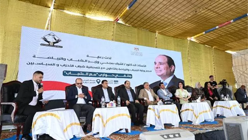 صبحي ومحافظ الإسماعيلية يشهدان جلسة حوارية مع شباب المحافظات