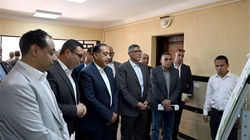 وزير النقل يتفقد مواقع العمل بالخط الثاني للقطار الكهربائي السريع من المنيا حتى سوهاج