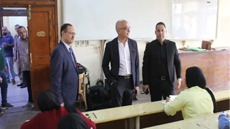 رئيس جامعة عين شمس يتفقد امتحانات اَخر العام الدراسي 2024-2025