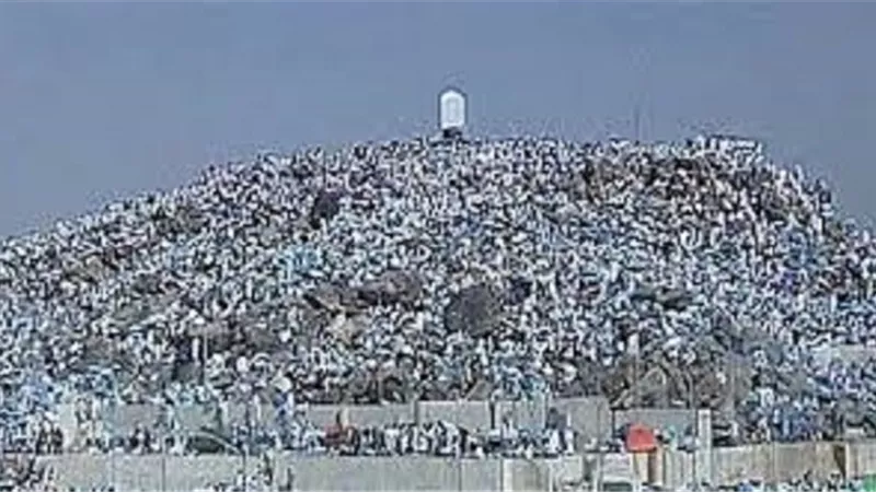 يدنوا فيه المولى عز وجل ويُباهى الملائكة فضل يوم عرفة