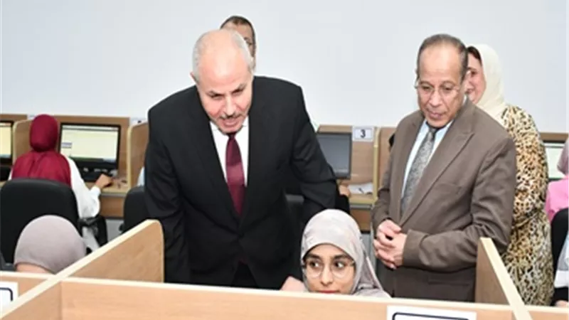 رئيس جامعة القناة يتابع سير الاختبارات الإلكترونية بكلية الصيدلة