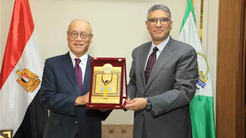 محافظ الجيزة يبحث مع سفير اليابان أوجه التعاون الثنائي