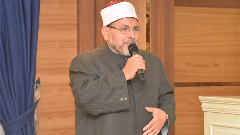 محافظ أسيوط يسلم 320 حاجًا من الجمعيات الأهلية تأشيرات السفر