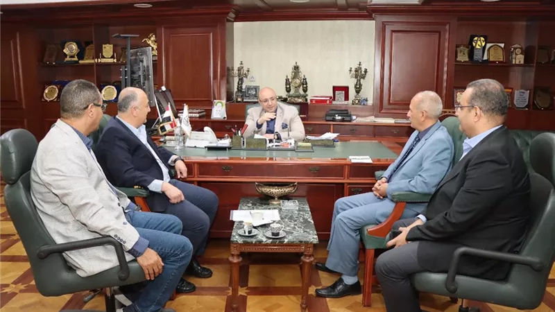 محافظ بني سويف يبحث مع