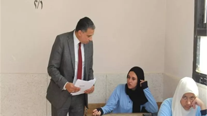 وكيل تعليم الجيزة يتفقد سير الامتحانات بمدرسة الشيخ زايد بنات
