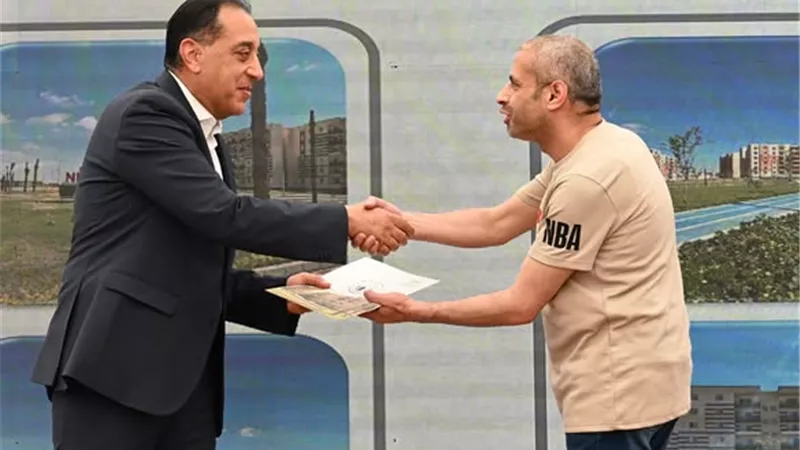 رئيس الوزراء يسلم عددا من عقود وحدات المبادرة الرئاسية سكن لكل المصريين بأكتوبر الجديدة