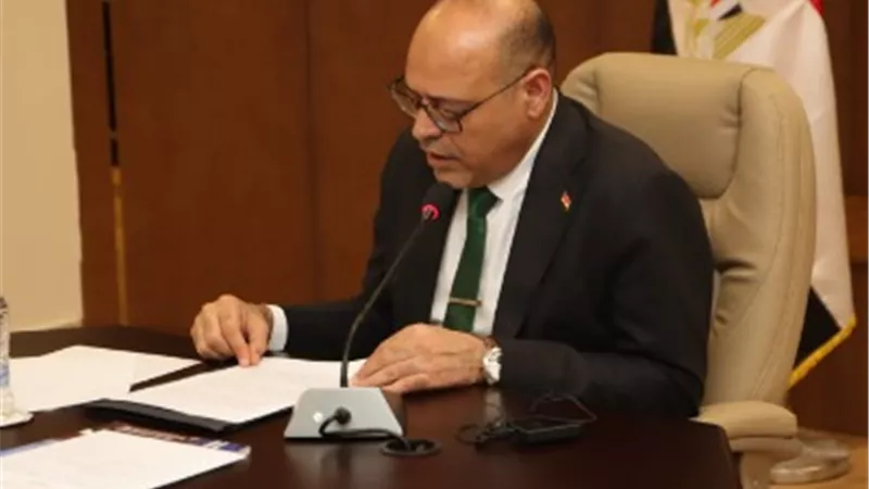 وزير العمل: تطورات إيجابية بشأن عامل تعرض لتعنيف من صاحب عمل سعودي